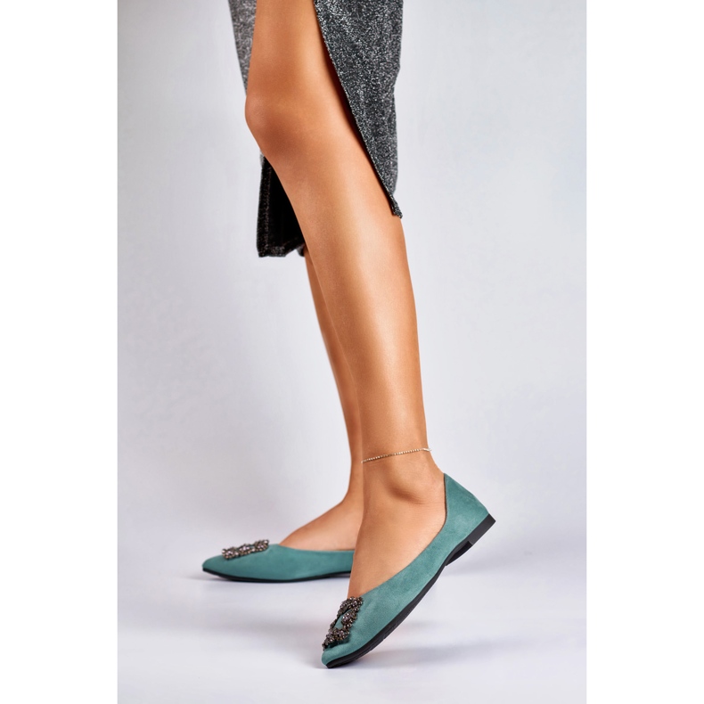 Bailarinas femininas elegantes com decoração verde 2