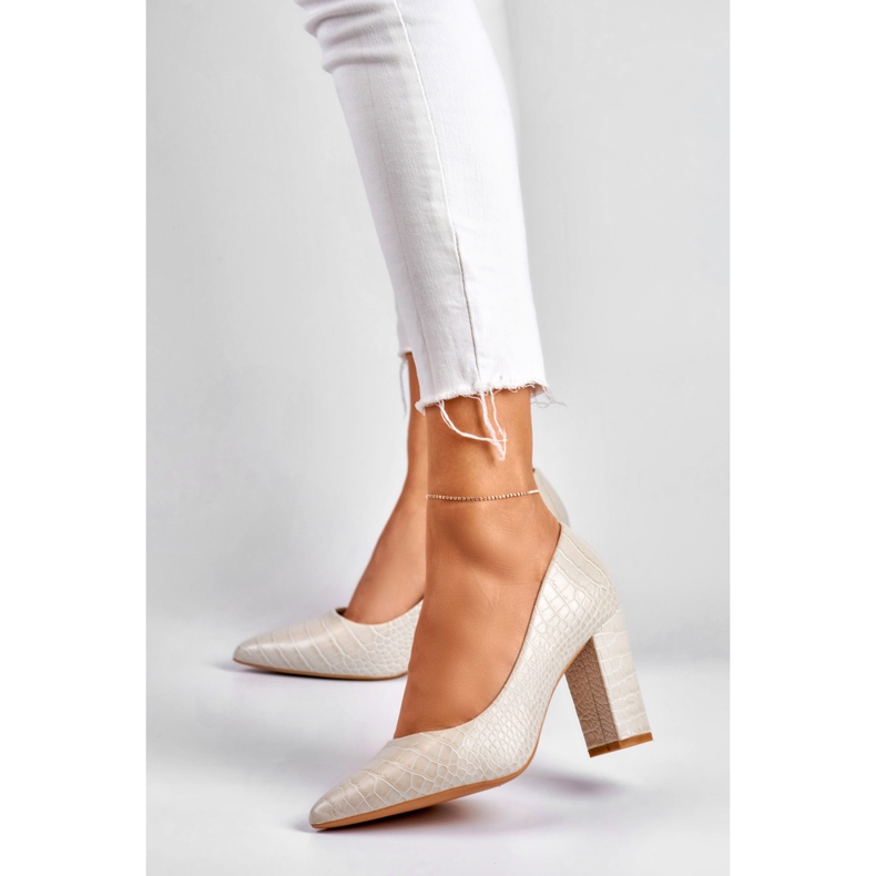 Bombas brilhantes em um poste feito de couro ecológico cinza 2