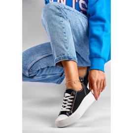 Tênis preto em uma plataforma baixa 1