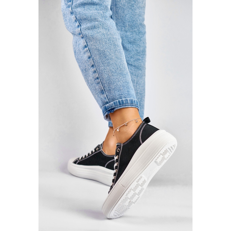 Tênis preto em uma plataforma baixa 2