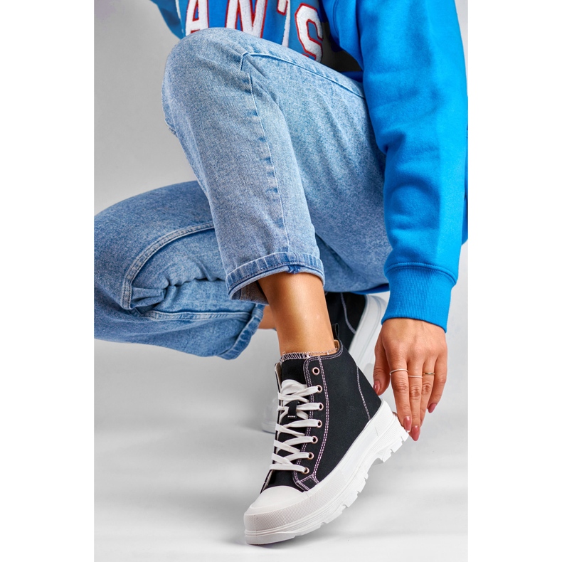 Tênis preto acima do tornozelo 1