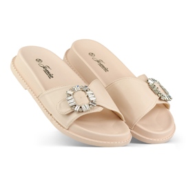 Chinelos de mulher bege com fivela decorativa 1