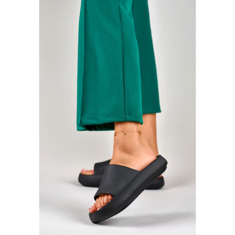 Confortáveis ​​chinelos femininos pretos feitos de espuma 2