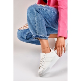 Tênis branco feminino na plataforma 1