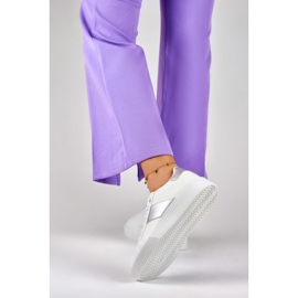 Tênis feminino branco na plataforma com detalhe prateado 1