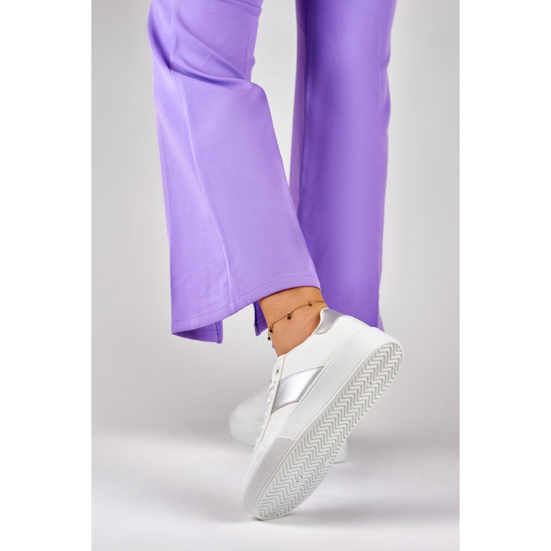 Tênis feminino branco na plataforma com detalhe prateado 1