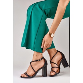 Sandálias de mulheres negras no posto Isan preto 1