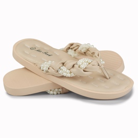 Chinelos de mulher bege com pérolas 1