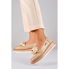 Sapatos a céu aberto na plataforma com uma decoração bege 2