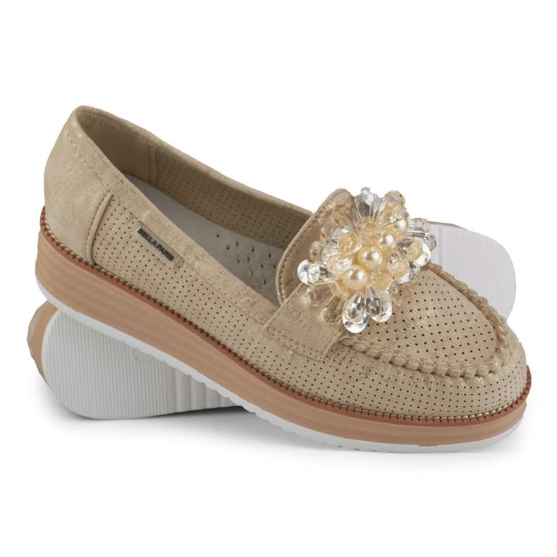 Sapatos a céu aberto na plataforma com uma decoração bege 1