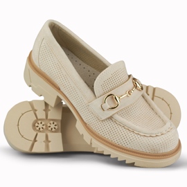 Sapatos bege vazados com uma decoração delicada 1