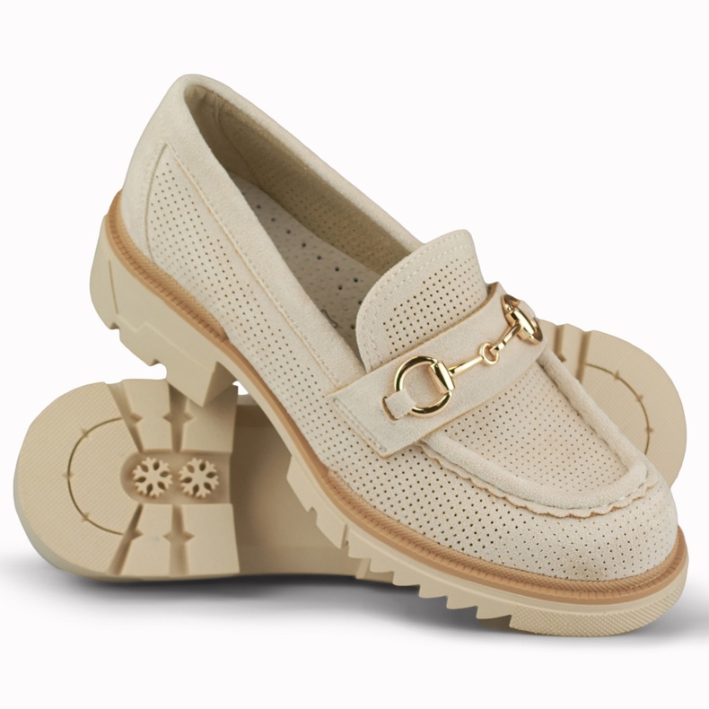 Sapatos bege vazados com uma decoração delicada 1 Sapatos bege vazados com uma decoração delicada 1