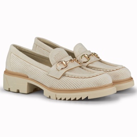 Sapatos bege vazados com uma decoração delicada 2