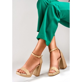 Sandálias brilhantes de ouro em um salto alto largo dourado 1