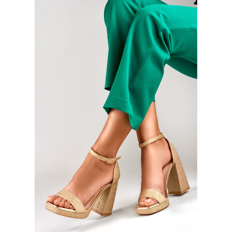 Sandálias brilhantes de ouro em um salto alto largo dourado 1