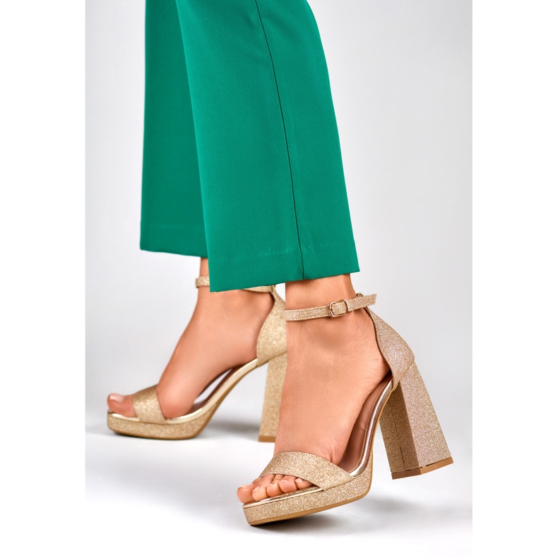 Sandálias brilhantes de ouro em um salto alto largo dourado 2