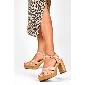 Sandálias de senhora bege no poste 1