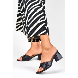 Chinelos pretos de mulher com salto baixo 1