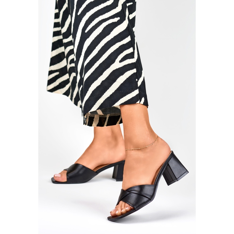 Chinelos pretos de mulher com salto baixo 1