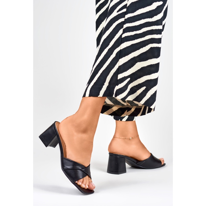 Chinelos pretos de mulher com salto baixo 2