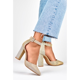 Scarpins de brocado dourado presos no tornozelo 1