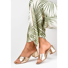 Chinelos dourados femininos com salto baixo 1