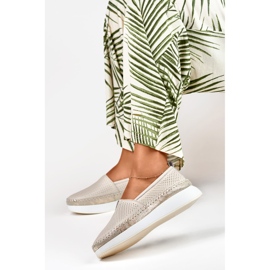 Sapatos de mulher em pele bege vazados 2