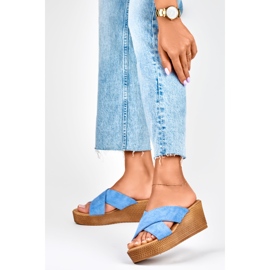 Chinelos femininos com jeans azul 2