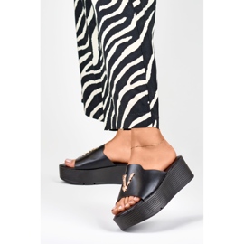 Sandálias de cunha de mulher pretas com decoração a ouro preto 2