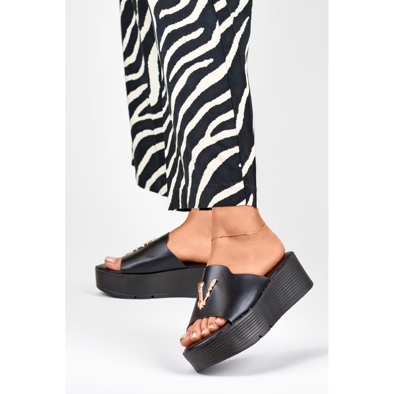 Sandálias de cunha de mulher pretas com decoração a ouro preto 2