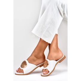 Chinelos de mulher brancos com decoração dourada 1