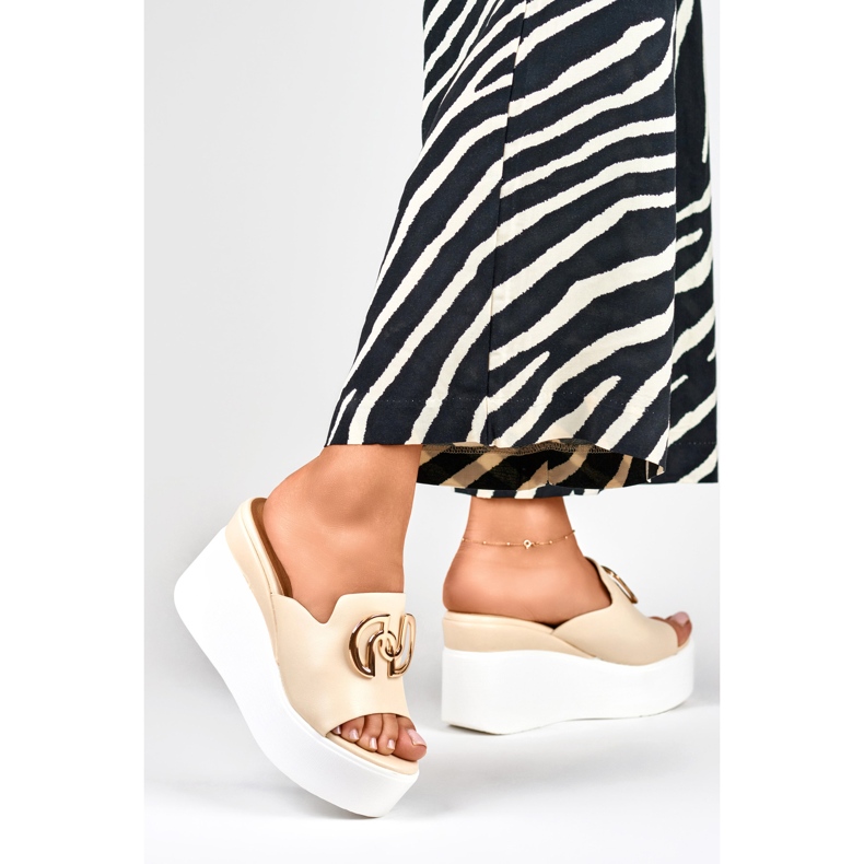 Chinelos de cunha elegantes bege para mulher 1