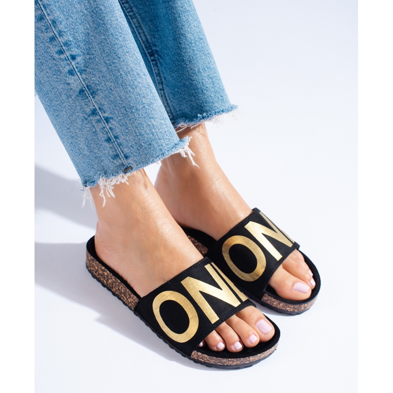 Chinelos pretos com letras douradas no boné Shelovet 1