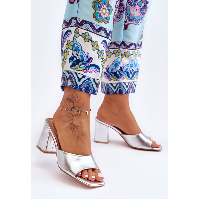 Chinelos femininos clássicos de couro prateado Loara prata 1