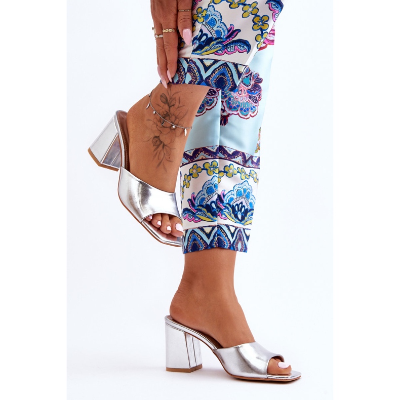 Chinelos femininos clássicos de couro prateado Loara prata 2