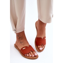 Sandália feminina confortável de salto baixo marrom Coraline 1