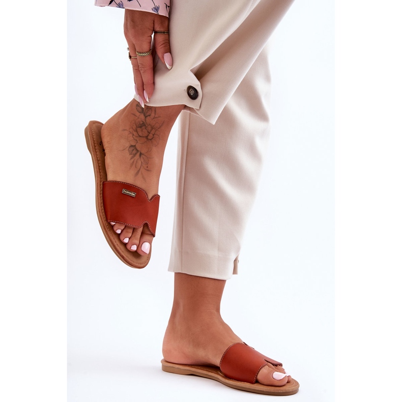 Sandália feminina confortável de salto baixo marrom Coraline 2