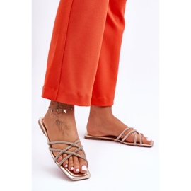 Chinelos femininos com listras e strass dourado Leomi 1