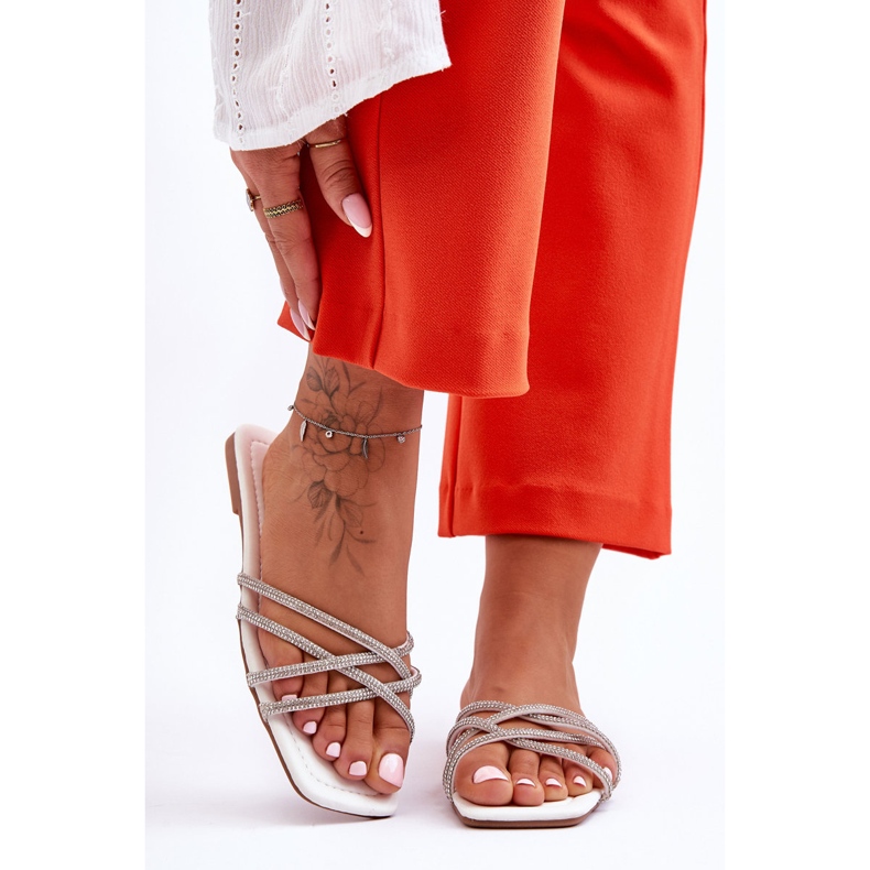 PG1 Sandália Feminina com Listras e Strass Branco Leomi 1