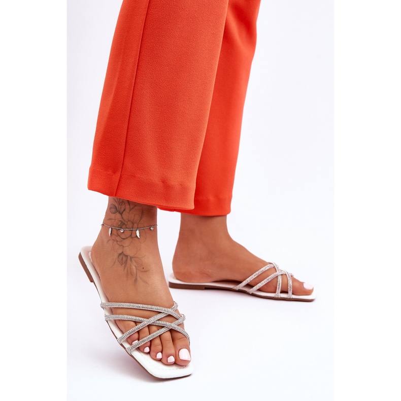 PG1 Sandália Feminina com Listras e Strass Branco Leomi 2