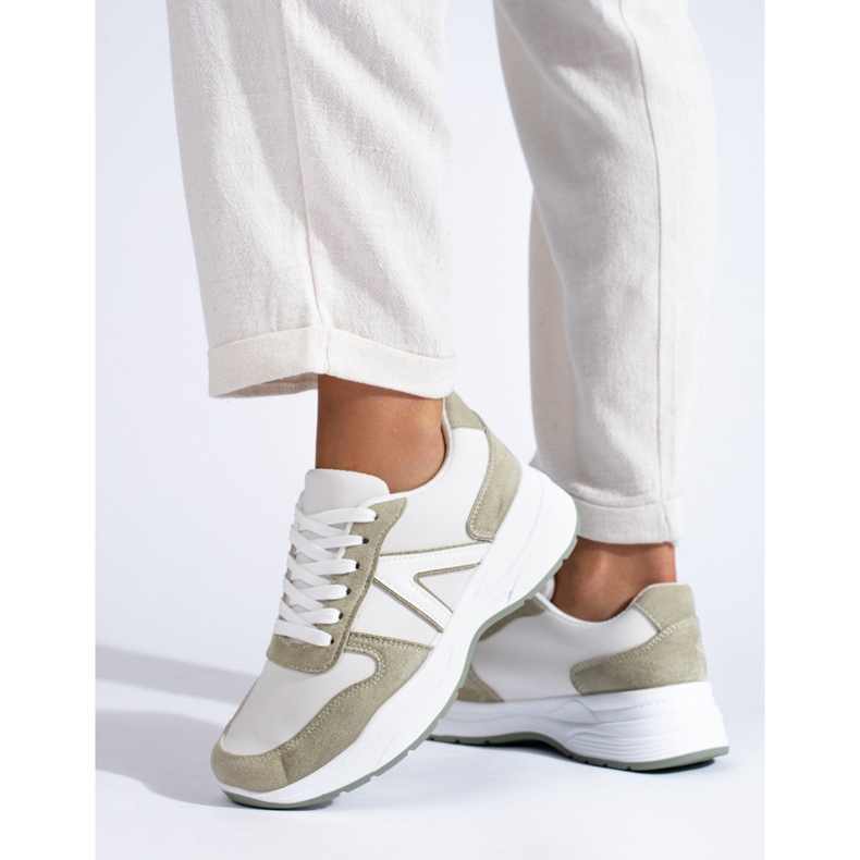 Tênis esportivo feminino bege e branco da Shelovet 1