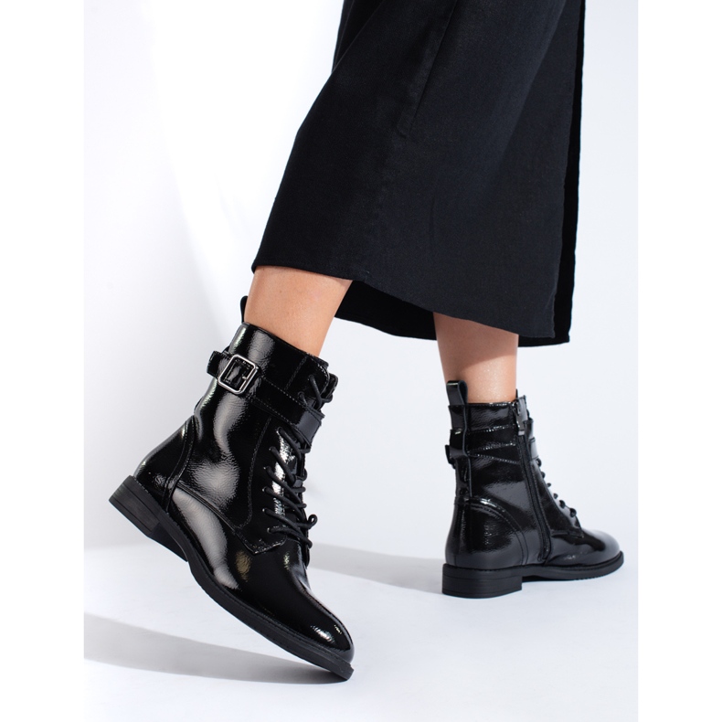 Trabalhadores lacados a preto Shelovet 1