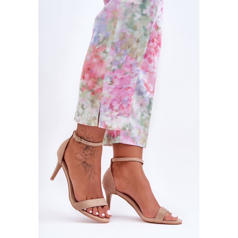 Sandálias clássicas de camurça em um salto alto bege Tossa 1