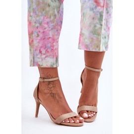 Sandálias clássicas de camurça em um salto alto bege Tossa 2