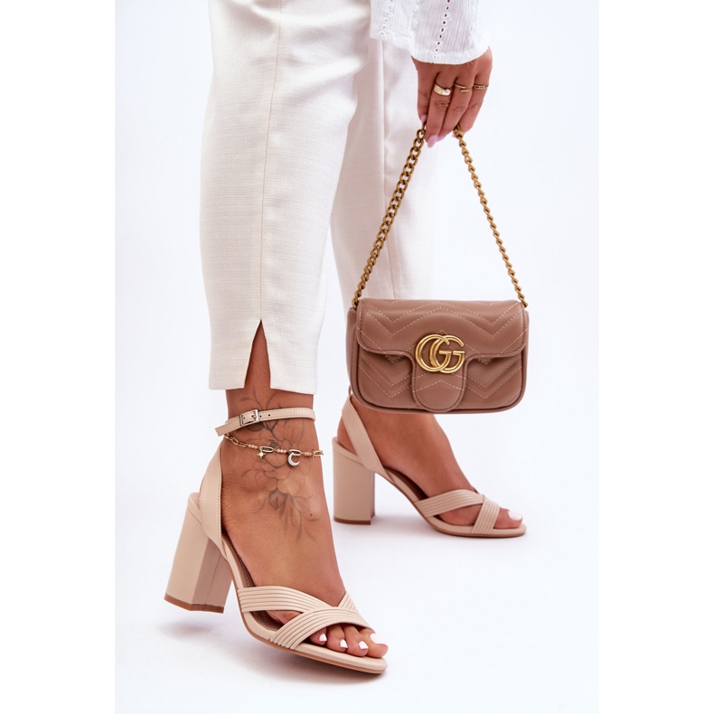 Sandálias Clássicas de Couro com Salto Zipola Bege 1