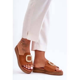 Chinelos plataforma femininos Denicia marrom com decoração 1