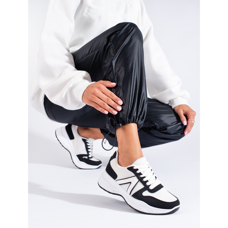 Tênis esportivo feminino bege e branco da Shelovet preto 1