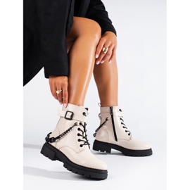 Botas de trabalho lacadas bege com corrente Shelovet 1