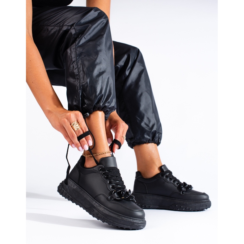Sapatilhas pretas de mulher com corrente Shelovet preto 1