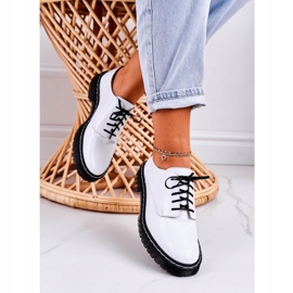 Sapatos de couro feminino Oxford Maciejka White Varnished 04087-11 branco 2